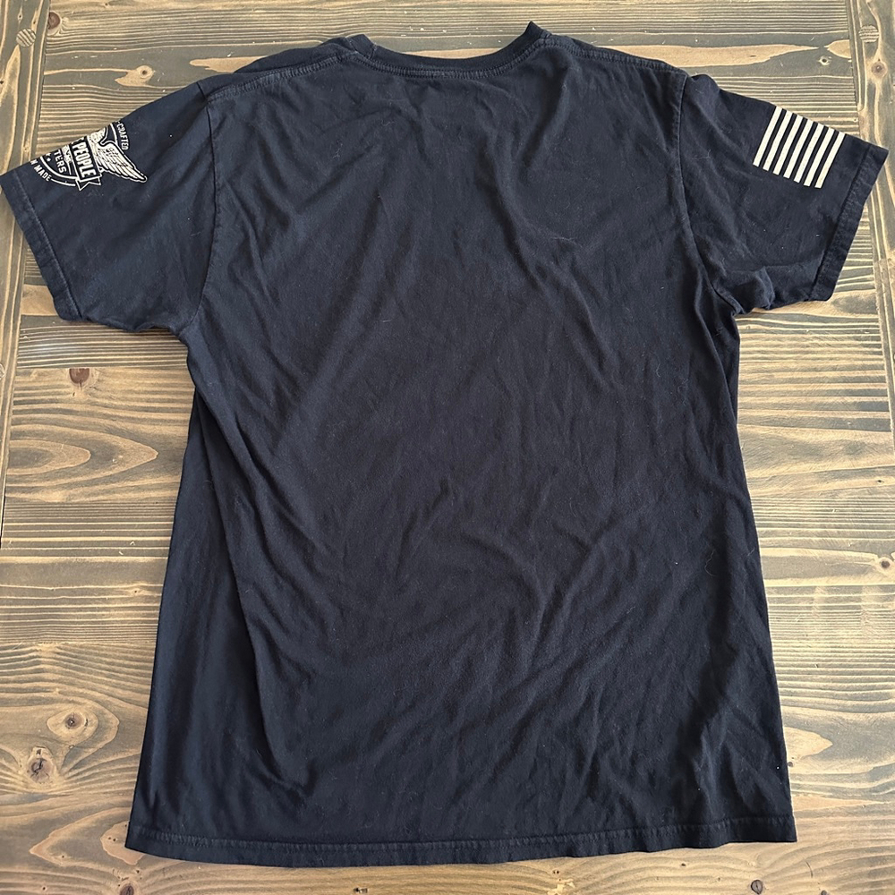 Men’s We The People Holsters Black Graphic Tee L USA Flag Rifle Shirt - Picture 5 of 7